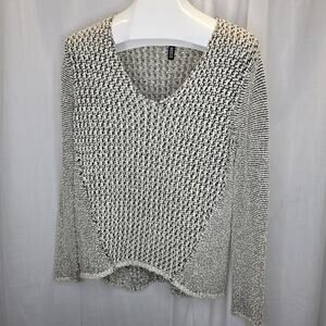 Design Lab Black and Ivory V-Neck Boucle Style Sweater, M